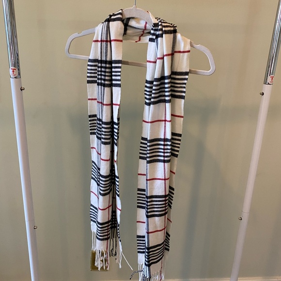 Classic Plaid Fringe Scarf - Soft and Cozy Winter Accessory - Picture 4 of 4